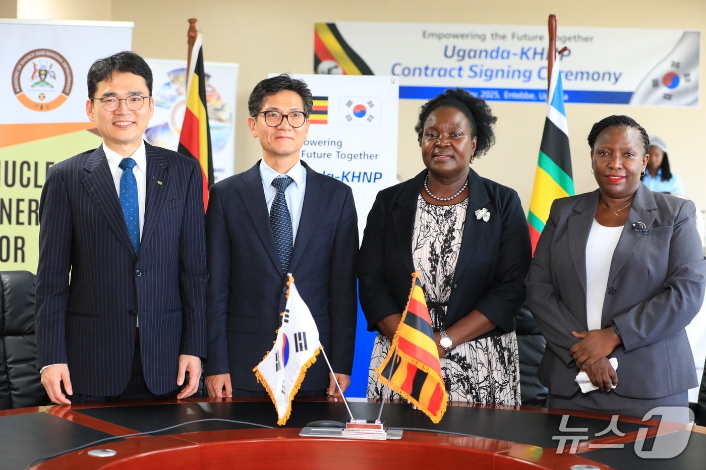 한수원은 27일(현지시간) 아프리카 우간다 신규 원전 부지 평가 용역 계약을 체결했다. 사진 왼쪽부터 임승열 한수원 사업개발처장, 박성수 주우간다 한국대사, 루스 난카비르와 쎈타무, Ruth Nankabirwa Ssentamu 우간다 에너지광물자원개발부장관 루스 난카비르와 쎈타무, 그레이스, Grace Tusiime 우간다 에너지광물자원개발부 국장. (한수원 제공) /2025.5.28/