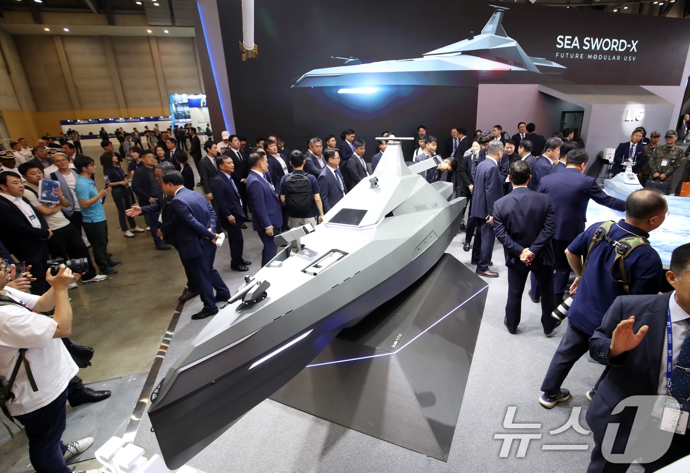 지난 5월28일 부산 해운대구 벡스코 제1전시장에서 열린 '2025 국제해양방위산업전(MADEX)'에서 참가자들이 LIG넥스원 부스를 찾아 미래 무인수상정 콘셉트 모델 '해검-X'를 살펴보고 있다. 2025.5.28/뉴스1 ⓒ News1 윤일지 기자
