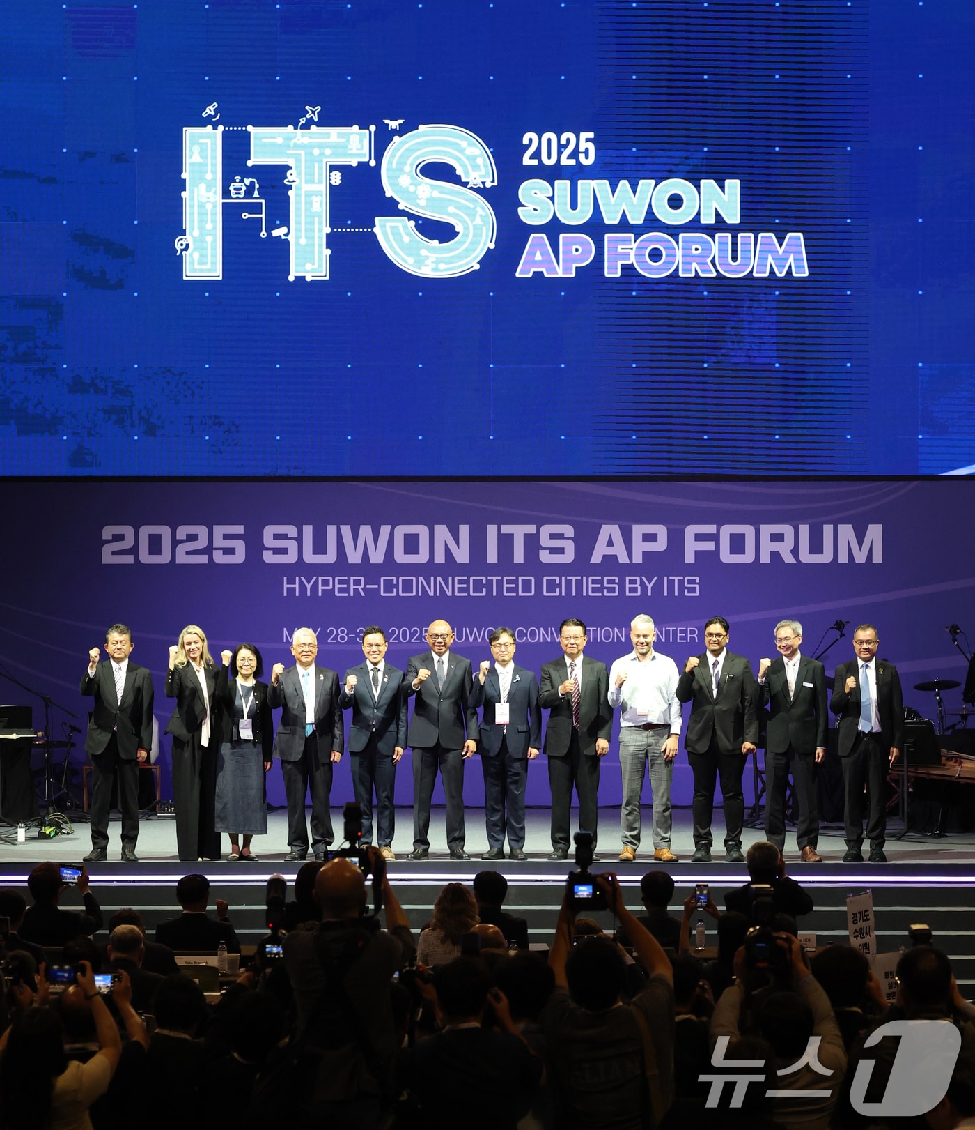 '2025 수원 ITS 아태총회'가 개막한 28일 오전 경기 수원시 영통구 수원컨벤션센터에서 내빈들이 기념촬영을 하고 있다. 2025.5.28/뉴스1 ⓒ News1 김영운 기자