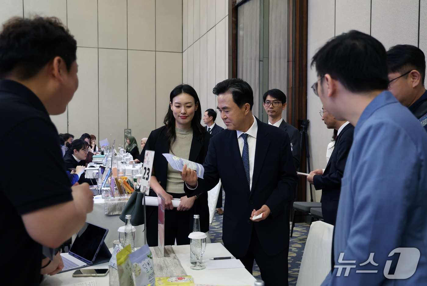 김태흠 충남지사가 지난 27일 충남해외시장개척단 수출상담회에 참석해 제품을 살펴보고 있다. (충남도 제공, 재판매 및 DB금지) / 뉴스1 