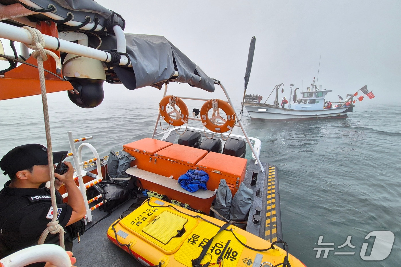 28일 오전 8시34분쯤 경북 울진군 기성면 구산해수욕장 앞바다에서 항해하던 A호(3.82톤)가 좌초됐다. (울진해양경찰서 제공, 재판매 및 DB 금지) 2025.5.28/뉴스1 