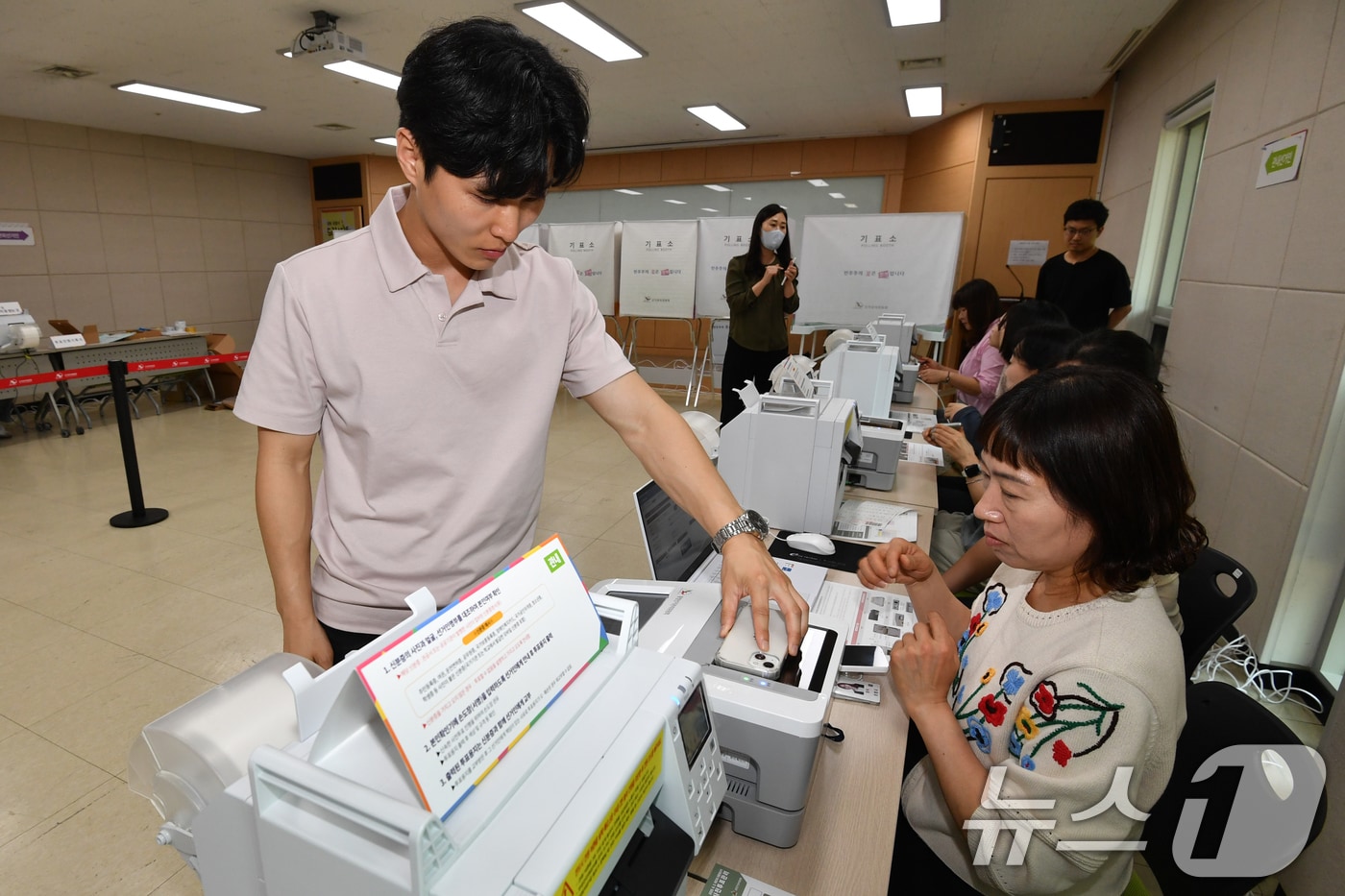 지난 28일 오후 경북 포항시의회 1층에 마련된 제21대 대통령선거 사전투표소에서 관계자들이 투표에 필요한 절차를 점검 하고 있다. 2025.5.28/뉴스1 ⓒ News1 최창호 기자