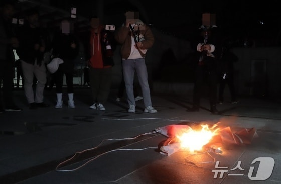 지난 3월 11일 충북대학교 개신문화관에서 극우 성향의 유튜버와 지지자들이 탄핵 찬성 측 학생들의 현수막을 불태우고 있다./뉴스1 박건영 기자