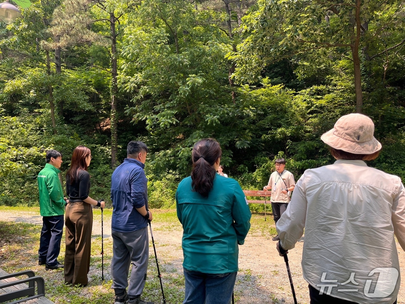 국립예산치유의숲에서 산림치유 프로그램 현장을 점검하고 있다. (산림청 한국산림복지진흥원 제공.재판매 및 DB금지)/뉴스1