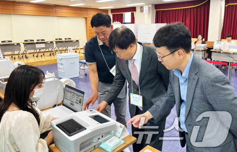 장용기 광주시 선거관리위원회 위원장이 28일 사전투표 최종 모의 시험을 점검하고 있다.(광주시 선관위 제공. 재판매 및 DB 금지) 2025.5.28/뉴스1 