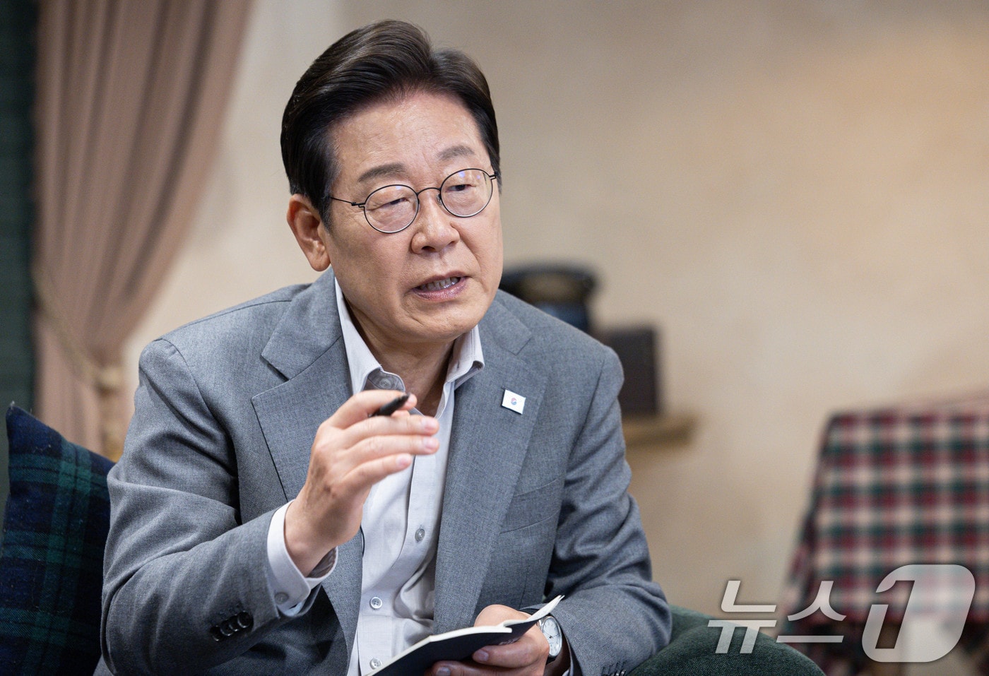 이재명 더불어민주당 대통령 후보가 28일 오후 서울 강남구의 한 스튜디오에서 열린 '1400만 개미와 한배 탔어요' 유튜브 라이브에서 발언을 하고 있다. 2025.5.28/뉴스1 ⓒ News1 이재명 기자