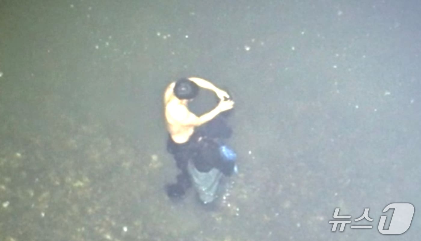 발견된 요구조자(인천 해양경찰서 제공.재판매 및 DB금지)