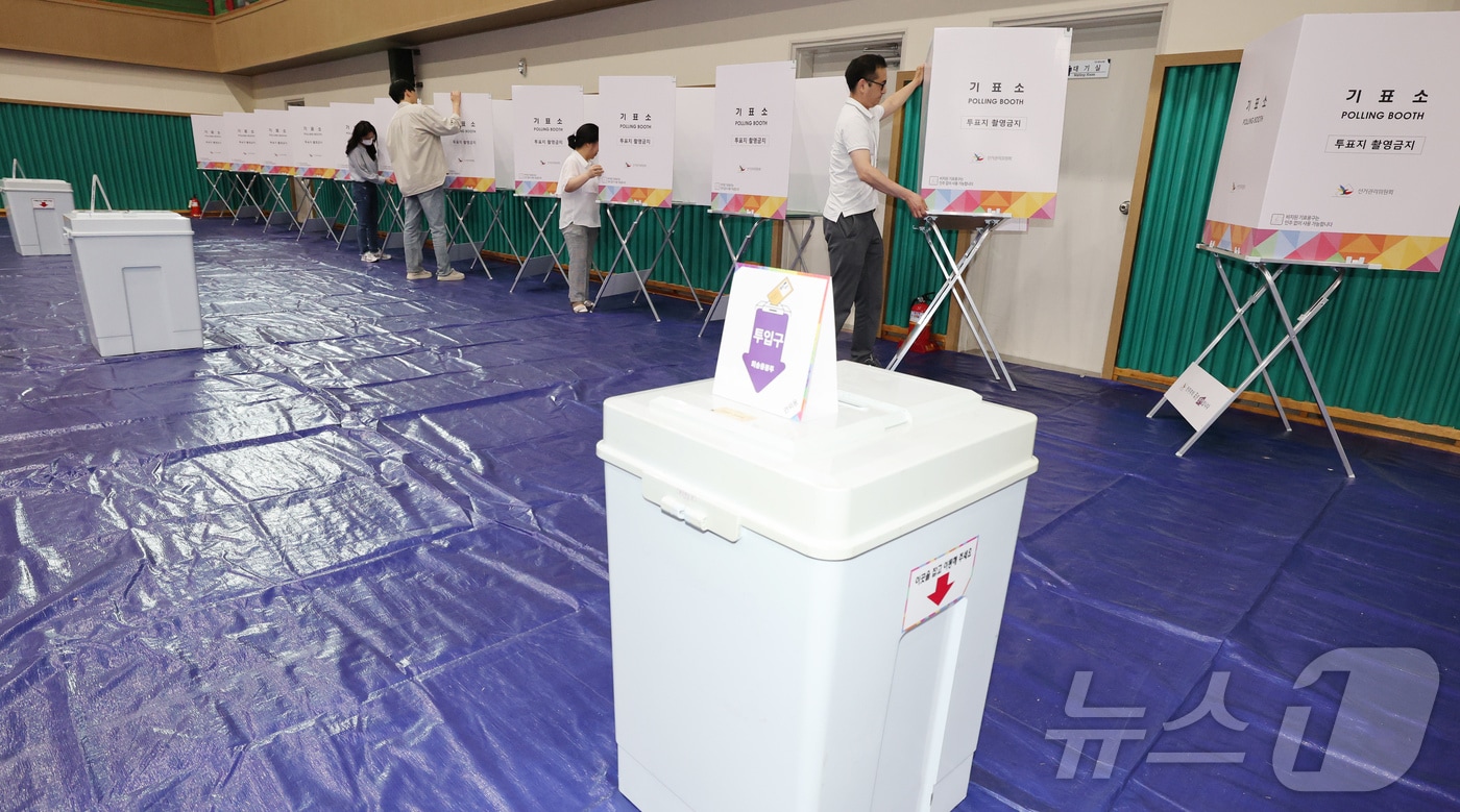 제21대 대통령 선거 사전투표가 하루 앞으로 다가온 28일 충남 논산 연무문화체육센터에 마련된 연무읍제2사전투표소에서 관계자가 기표용구를 점검하고 있다. 2025.5.28/뉴스1 ⓒ News1 김기태 기자