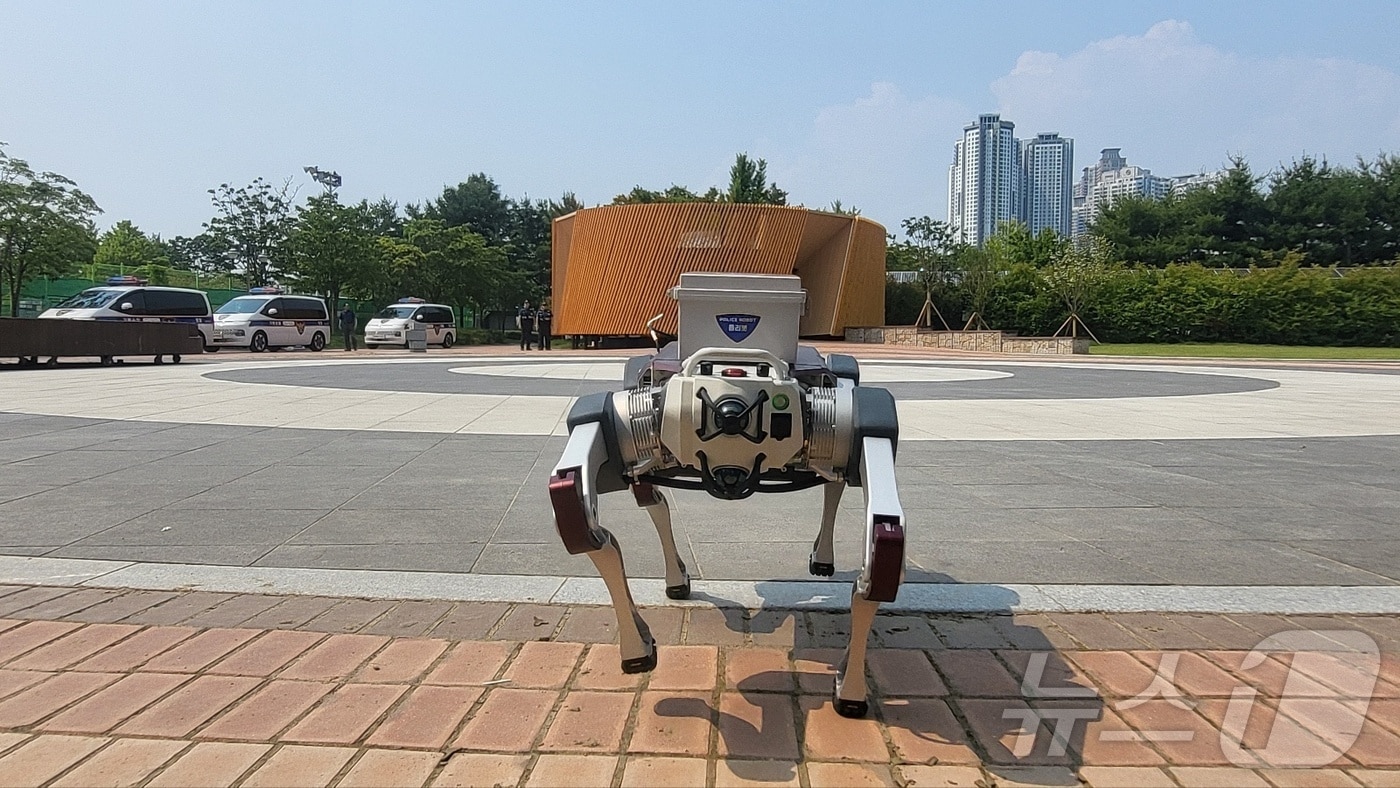 28일 오후 4시 대구 수성구 수성못에서 대구경찰청이 드론, 폴리봇, 기동순찰대가 함께하는 디지털 합동 순찰을 시연하고 있다. 2025.5.28/뉴스1 ⓒ News1 이성덕 기자 