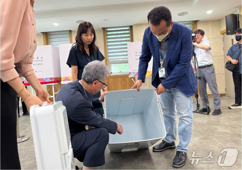 강동명 대구시선관리위원장 등이 28일 사전투표소에서 투표함을 점검했다.(대구시선관위 제공)