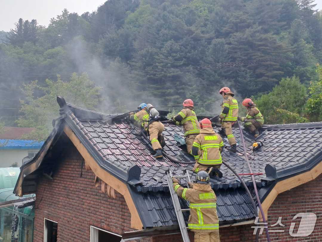 강원 평창 진부면 상진부리 낙뢰 추정 화재 현장.&#40;강원도소방본부 제공, 재판매 및 DB금지&#41;