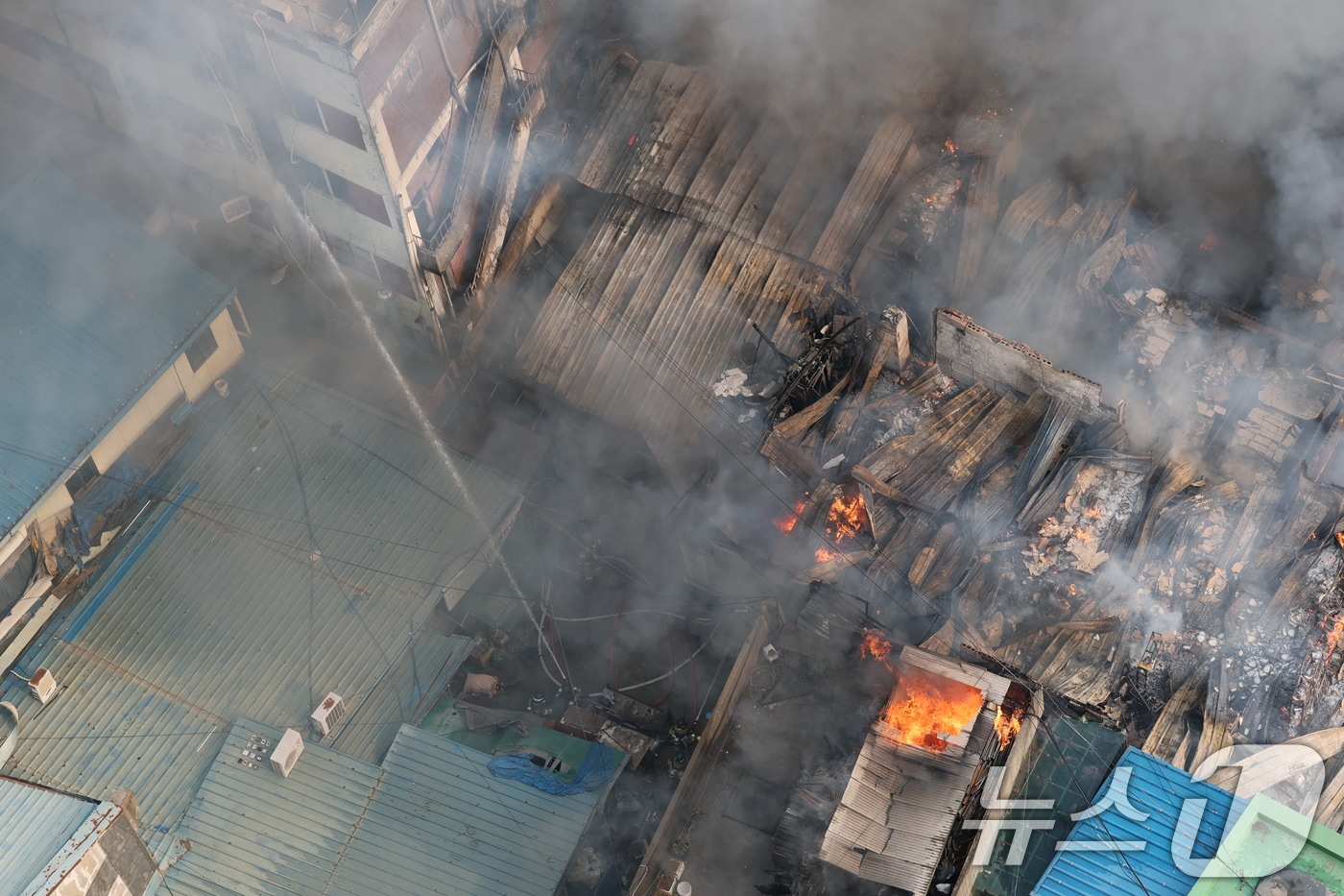 28일 오후 서울 을지로 세운상가 인근에서 화재가 발생해 소방대원들이 화재를 진압하고 있다. 이로 인해 을지로 4가에서 을지로 3가 시청 방향 차로가 전면 통제된 상태다. 2025.5.28/뉴스1 ⓒ News1 오대일 기자