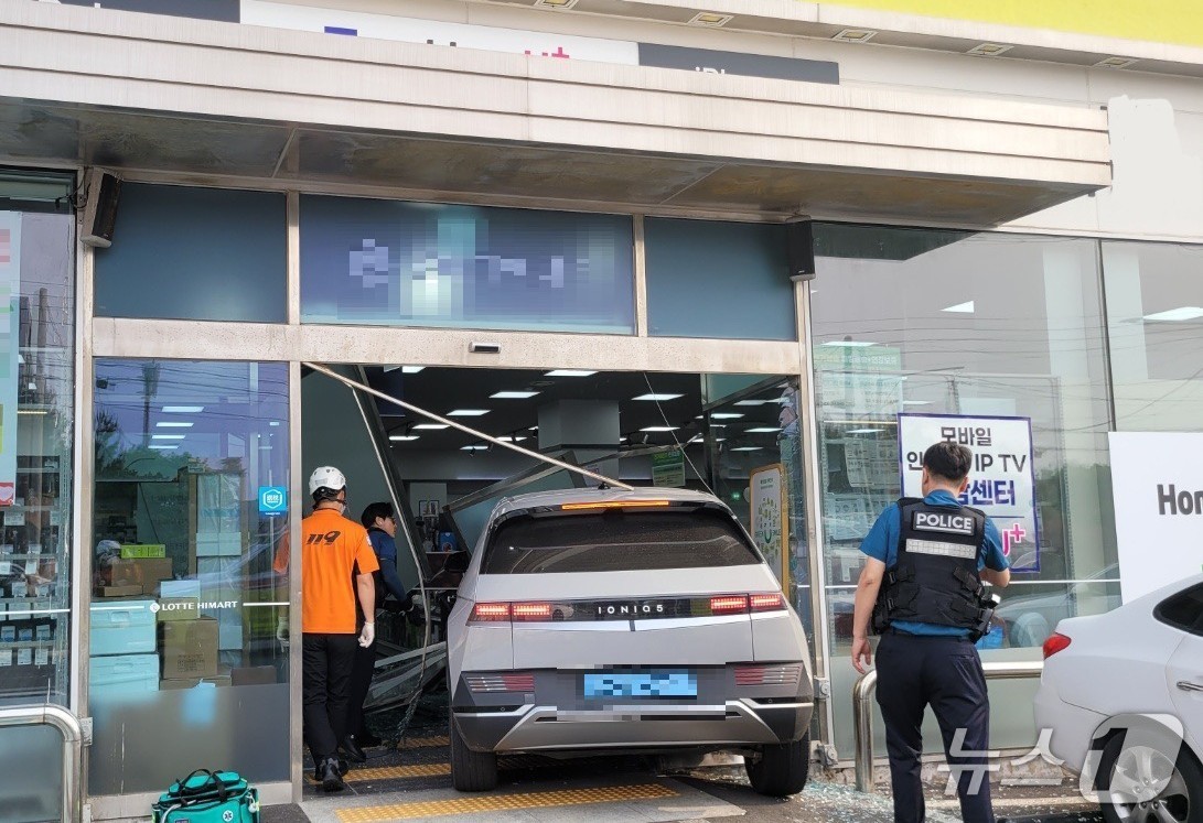  28일 제주도 소방안전본부에 따르면 이날 오후 4시 41분쯤 제주시 도련1동의 한 전자제품 전문매장에 70대 남성 A 씨가 몰던 승용차가 돌진했다.(제주도 소방안전본부 제공. 재판매 및 DB 금지)