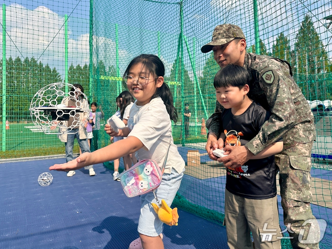 어린이들이 28일 온빛누리 드론센터에서 드론 체험교육을 받고 있다.&#40;31사단 제공. 재판매 및 DB 금지&#41;