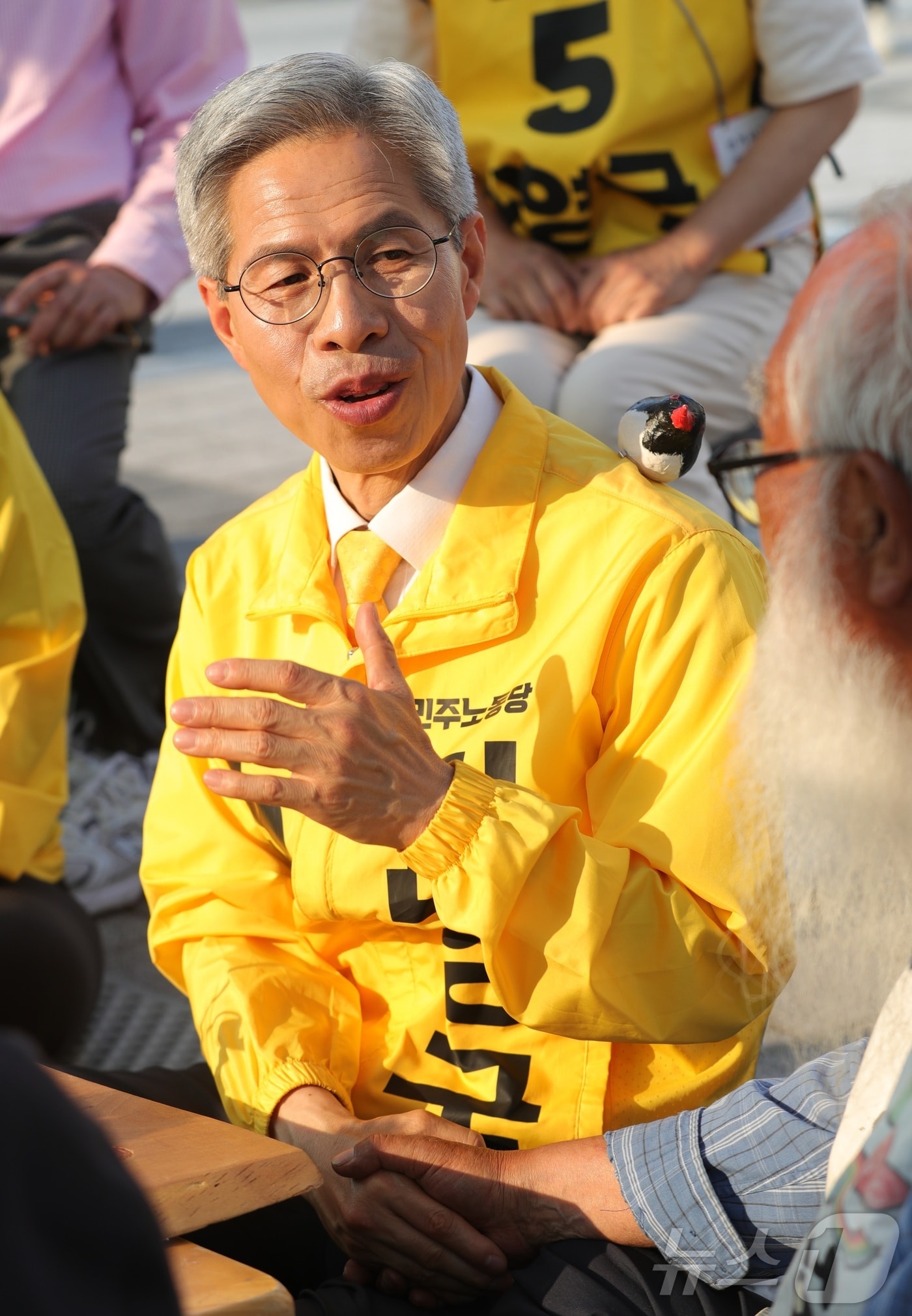 권영국 민주노동당 대통령 후보가 28일 전북 전주시 전주지방환경청 앞 새만금신공항백지화공동행동 천막 농성장을 찾아 관계자들과 간담회를 하고 있다. 2025.5.28/뉴스1 ⓒ News1 유경석 기자