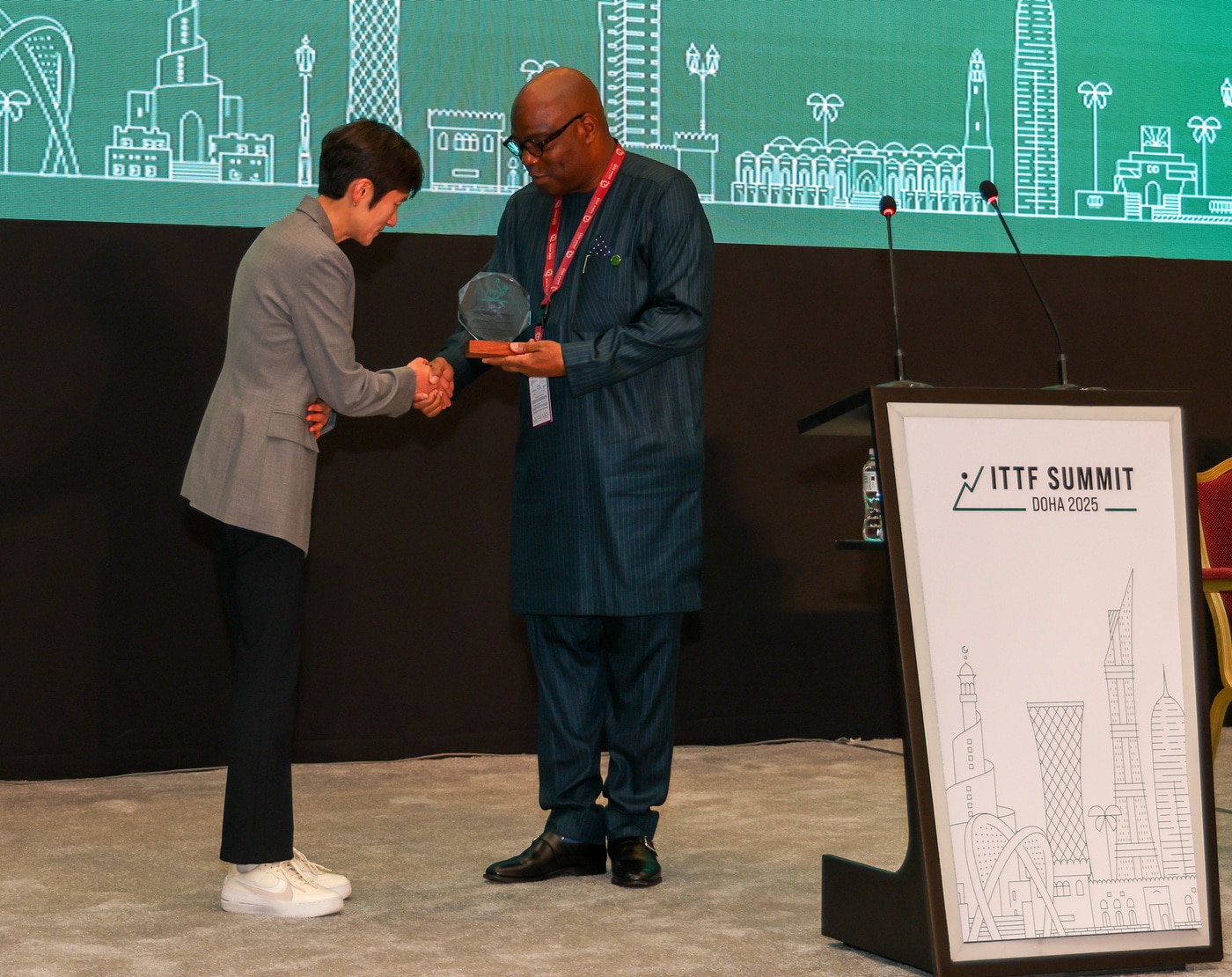 대한탁구협회가 ITTF로부터 부산세계선수권 성공 개최 감사패를 받았다.(ITTF 제공) 