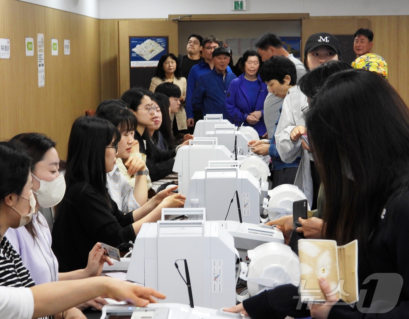 사전투표 첫날인 29일 오전 제주시 연동 사전투표소인 제주도의회 의원회관 대회의실에서 유권자들이 투표 준비를 하고 있다. 2025.5.29/뉴스1 ⓒ News1 오미란 기자