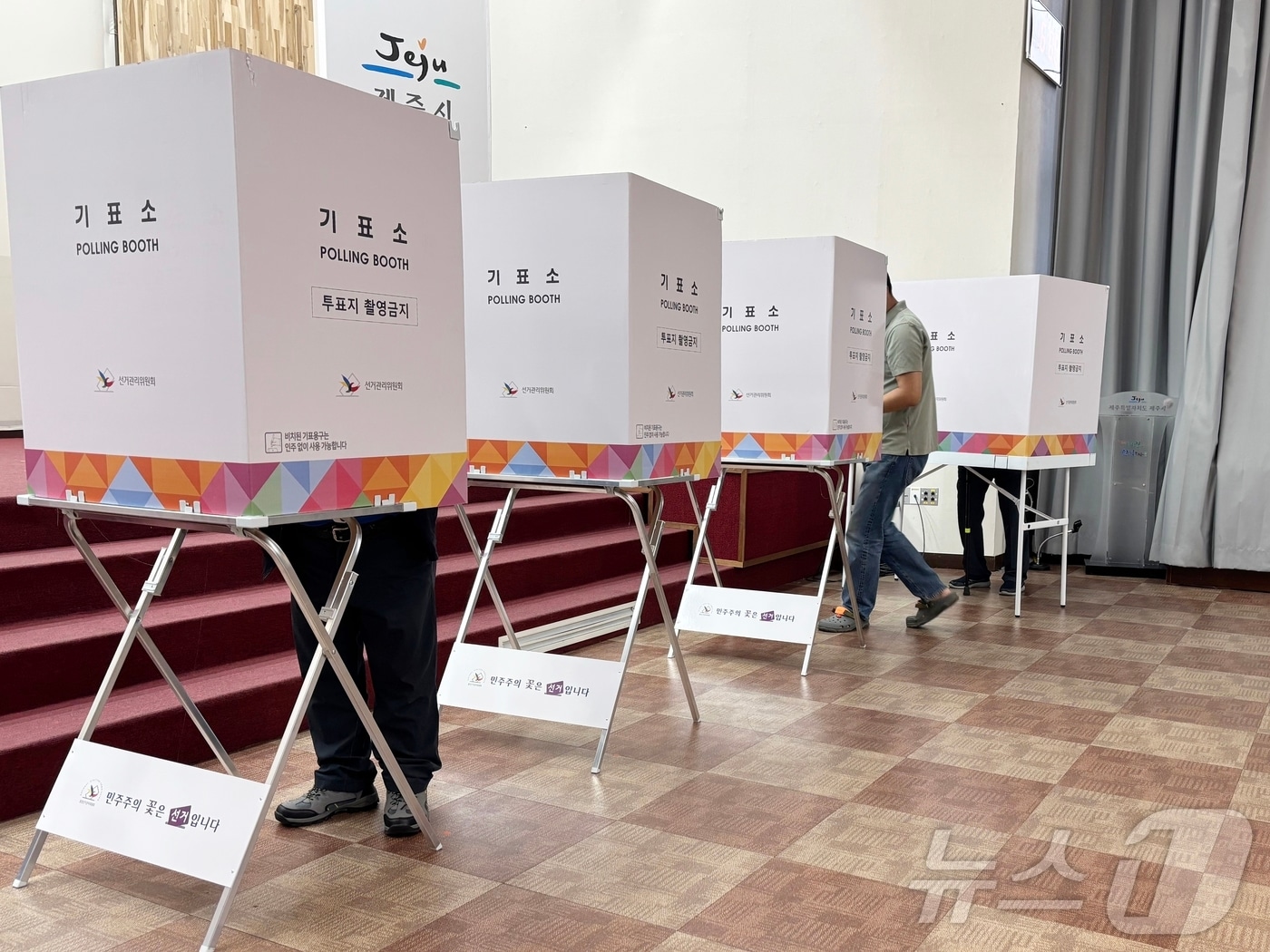 29일 아침 제주시청 제1별관에 설치된 이도2동 사전투표소에서 유권자들이 소중한 한 표를 행사하고 있다.2025.5.29/뉴스1 ⓒ News1 홍수영 기자