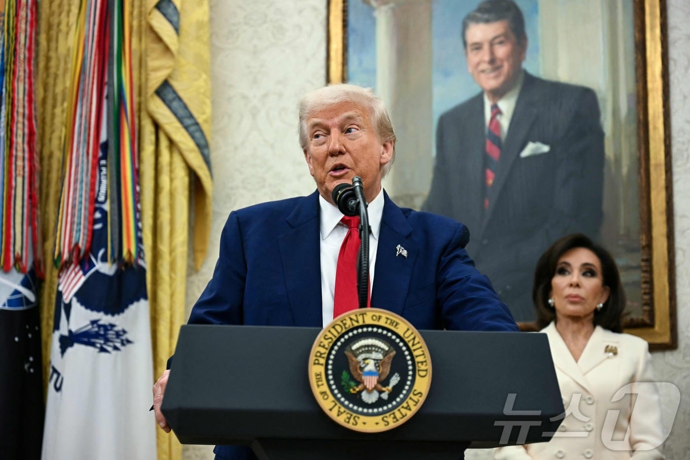 도널드 트럼프 미국 대통령이 28일(현지시간) 워싱턴DC 백악관 집무실에서 열린 제닌 피로(오른쪽) 워싱턴DC 임시 미국 검사장 취임 선서식에서 기자들의 질문에 답하고 있다. 2025.05.28 ⓒ AFP=뉴스1 ⓒ News1 류정민 특파원