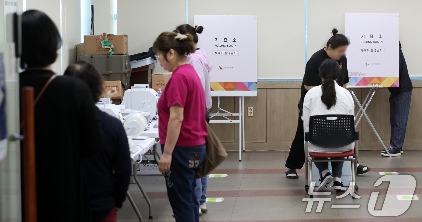 제21대 대통령선거 사전투표 첫날인 29일 오전 경남 양산시 하북면주민자치센터에 마련된 하북면 사전투표소에서 유권자들이 투표를 하고 있다. 2025.5.29/뉴스1 ⓒ News1 윤일지 기자