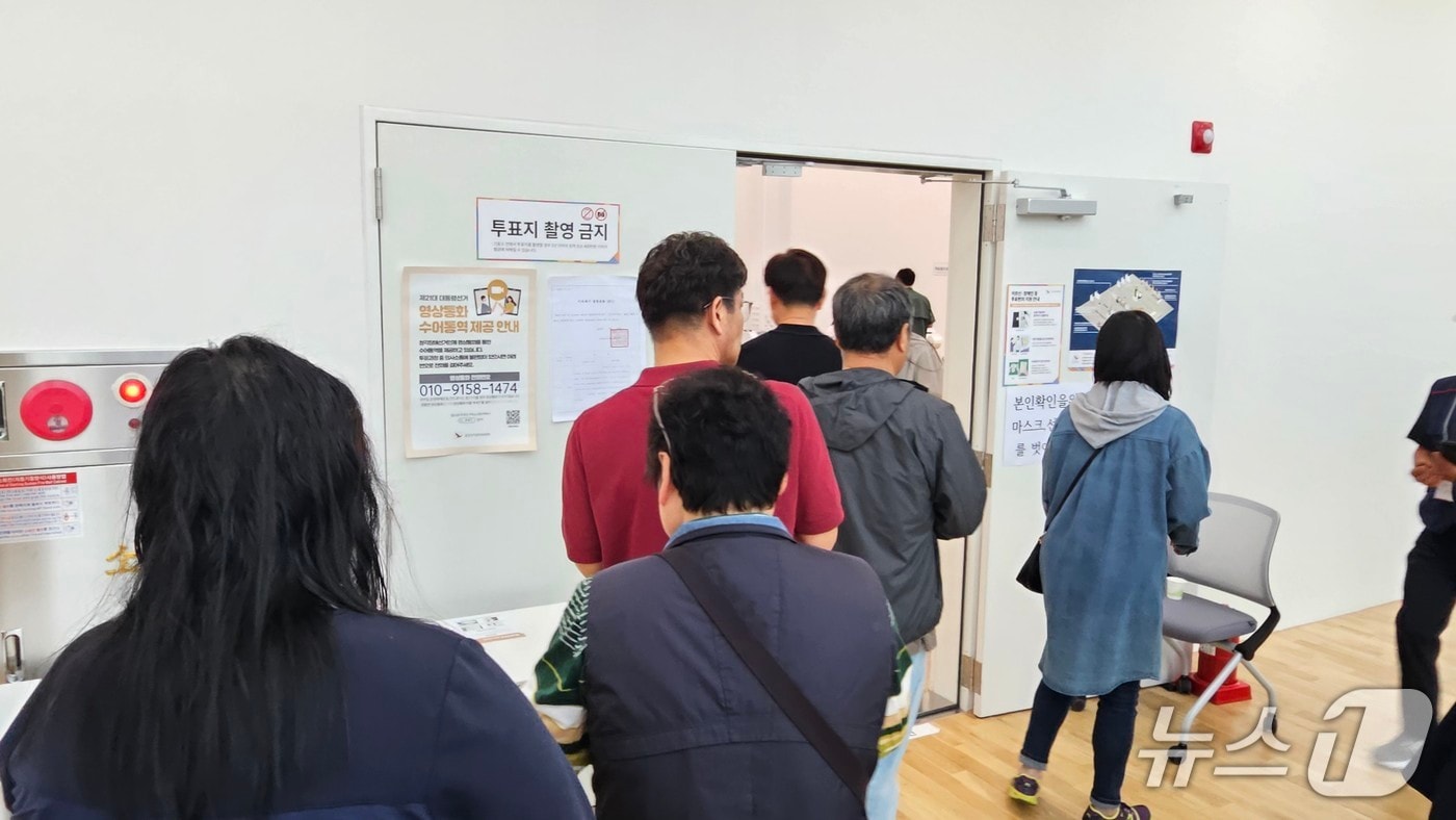 29일 오전 춘천 퇴계동행정복지센터 3층에 마련된 사전투표소에  시민들이 투표를 하기 위해 줄을 섰다.2025.29 한귀섭 기자