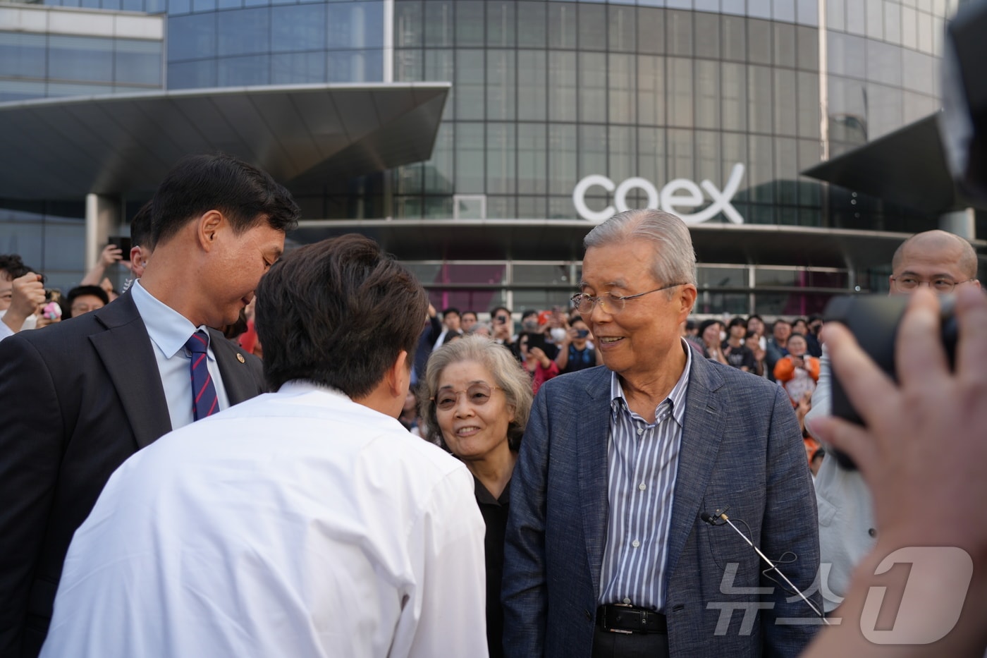 김종인 전 국민의힘 비상대책위원장이 28일 오후 서울 강남구 코엑스 앞에서 열린 이준석 개혁신당 대통령 후보 유세 현장을 찾아 이 후보와 악수하고 있다. (개혁신당 제공, 재판매 및 DB금지) 2025.5.29/뉴스1