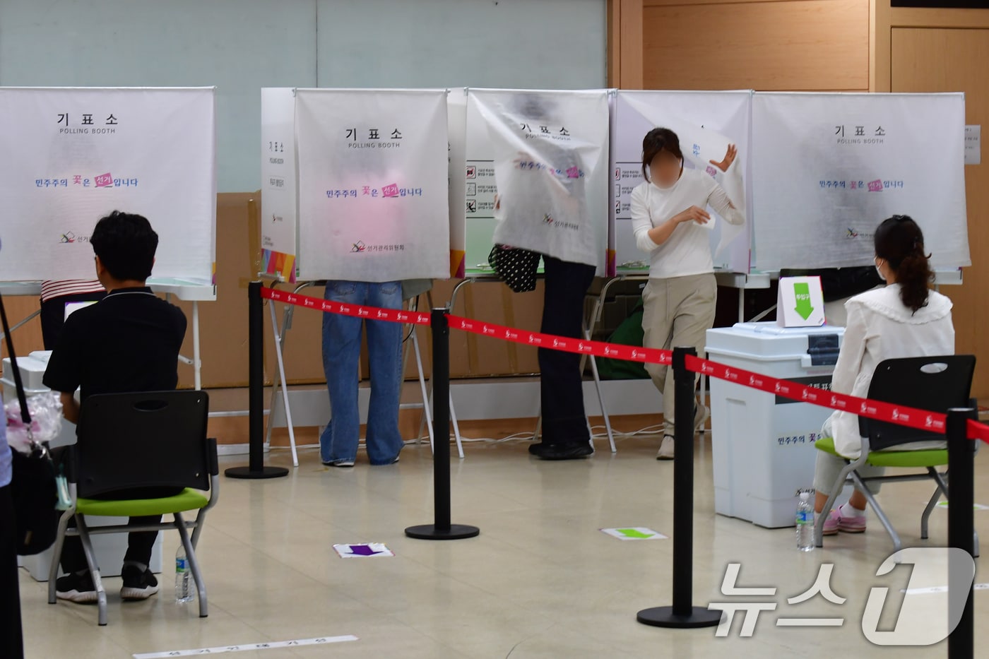 경북 영천시선거관리위원회는 1일 제21대 대통령선거 투표지를 촬영하고 선거관리원을 위협한 혐의(공직선거법 위반)로 60대 A 씨를 영천경찰서에 고발했다. 사진은 지난달 29일 포항시 남구 포항시의회 1층에 마련된 21대 대통령선거 사전투표소에서 시민들이 투표하는 모습. 2025.5.29/뉴스1 ⓒ News1 최창호 기자