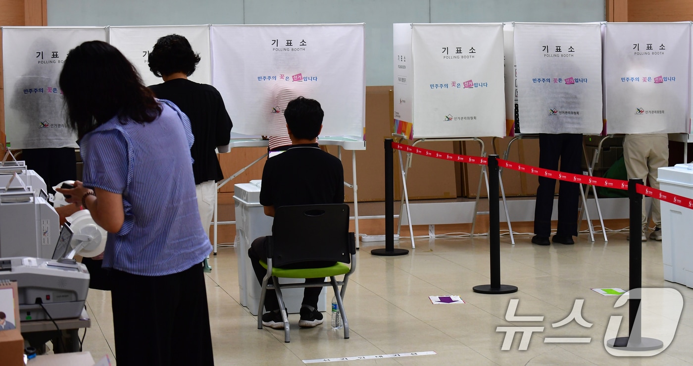 제21대 대통령 선거 사전 투표 첫날인 29일 오전 경북 포항시 남구 포항시의회 1층에 마련된 사전투표소에서 시민들이 투표하고 있다. 2025.5.29/뉴스1 ⓒ News1 최창호 기자