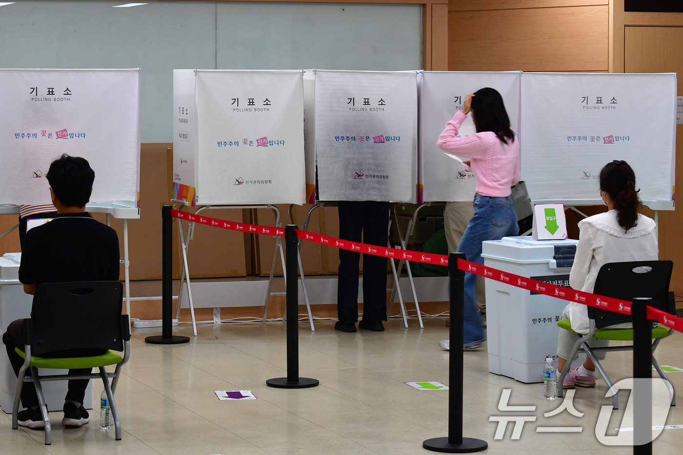 제21대 대통령 선거 사전 투표 첫날인 29일 오전 경북 포항시 남구 포항시의회 1층에 마련된 사전투표소에서 시민들이 투표하고 있다. ⓒ News1 최창호 기자