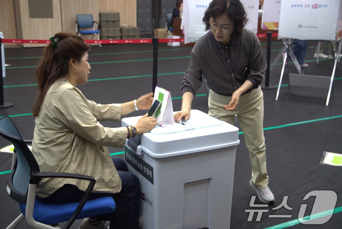 29일 오전8시 경북 예천군 호명읍 경상북도개발공사 건물에 설치된 제 21대 대통령 선거 호명읍 사전투표소에 주민들의 소중한 한표가 투표되고 있다.2025.5.29/뉴스1 ⓒ News1 신성훈 기자