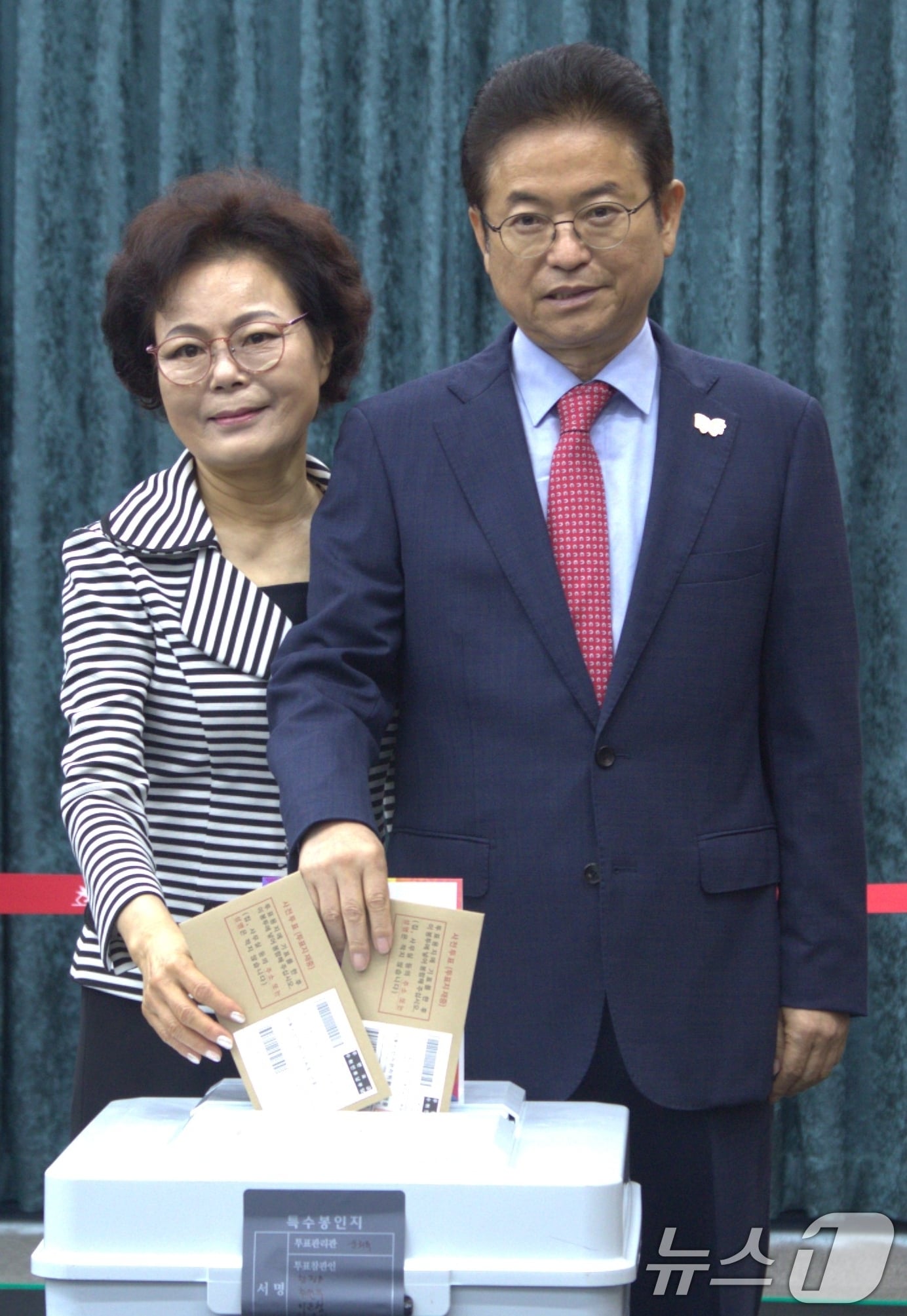 21대 대통령 선거 사전투표 첫날인 29일 경북개발공사에 마련된 사전투표소에서 이철우 경북지사가 부인 김재덕 여사와 한표를 행사하고 있다. 2025.5.29/뉴스1 ⓒ News1 정우용 기자