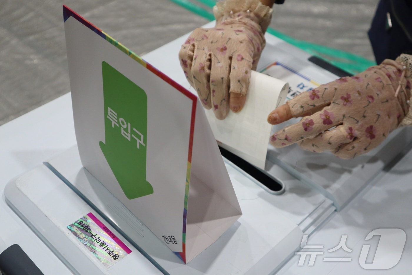 21대 대통령 선거 사전투표 첫날인 29일 오전 충북 청주시 흥덕구 청주 서경중학교에 마련된 투표소에서 시민들이 소중한 한 표를 행사하고 있다. 2025.5.29/뉴스1 ⓒ News1 ⓒ News1 박건영 기자