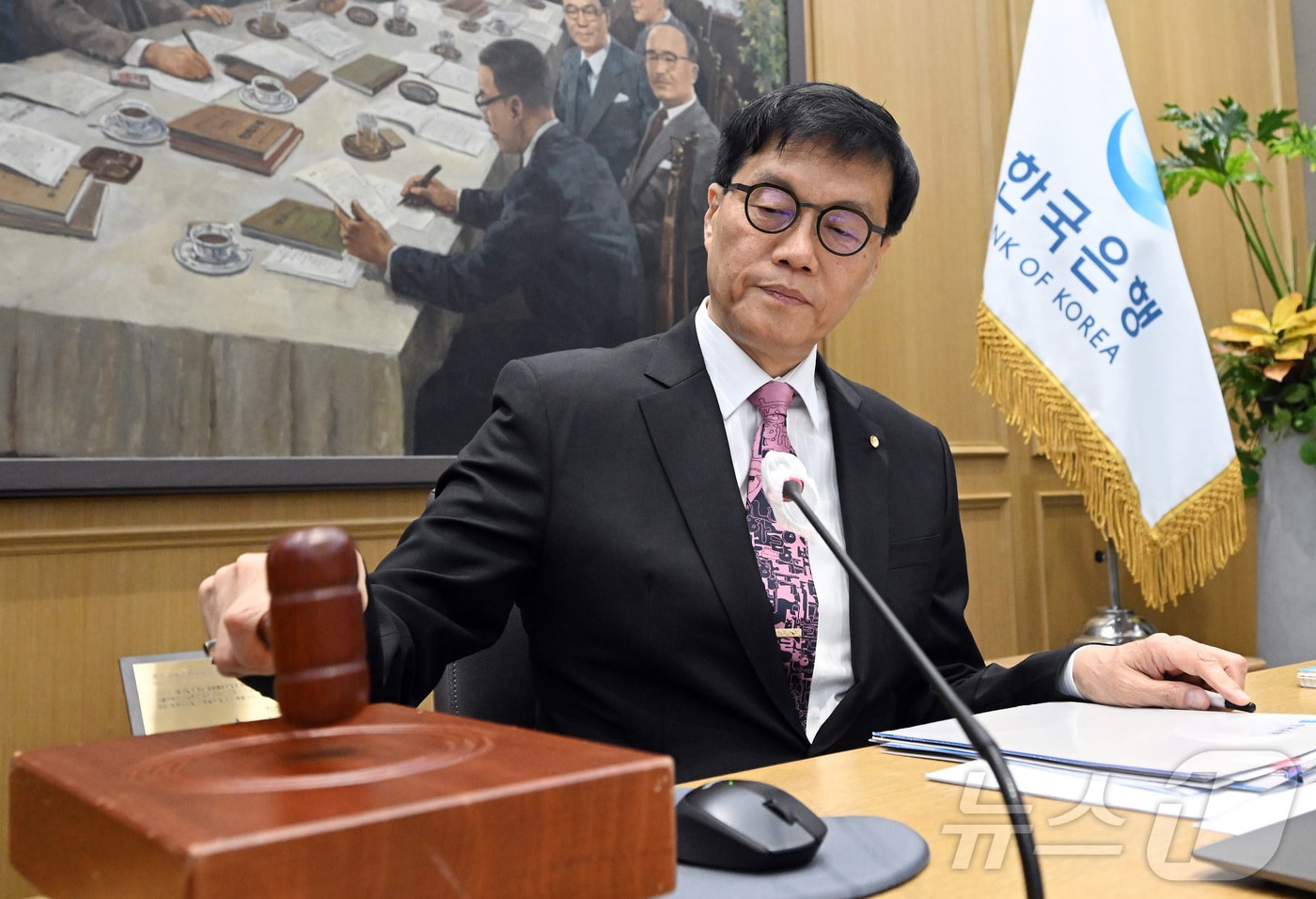 이창용 한국은행 총재가 29일 서울 중구 한국은행 본관에서 열린 금융통화위원회 본회의에서 의사봉을 두드리며 개회 선언을 하고 있다. /뉴스1