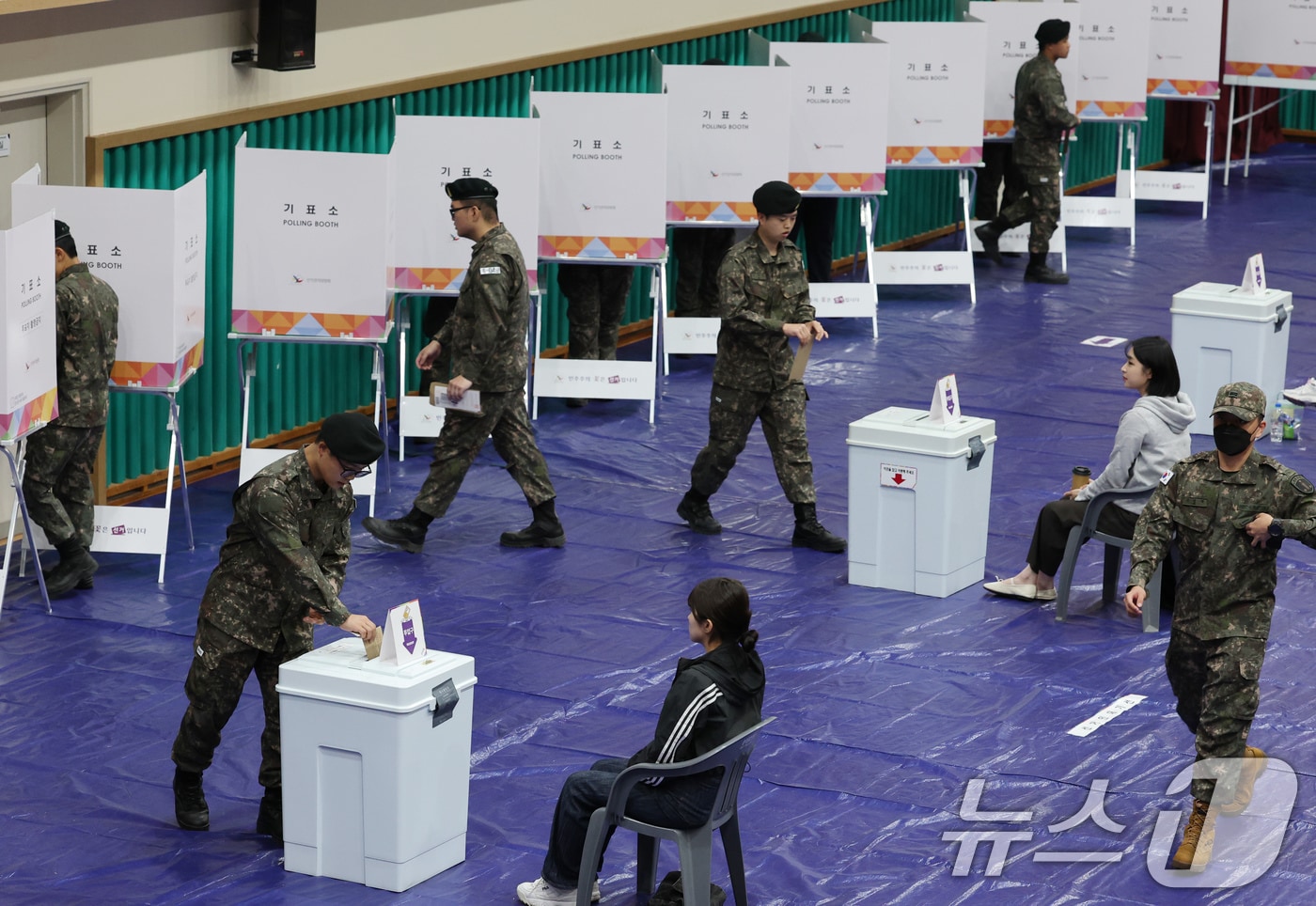 제21대 대통령 선거 사전 투표 첫날인 29일 오전 충남 논산 연무문화체육센터에 마련된 연무읍 제2사전투표소에서 육군훈련소 장병들이 투표를 하고 있다. 2025.5.29/뉴스1 ⓒ News1 김기태 기자