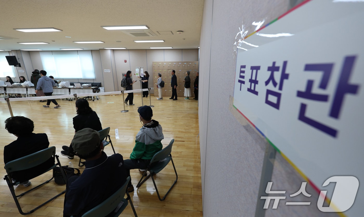 제21대 대통령 선거 사전 투표 첫날인 29일 오전 서울 용산구 청파동주민센터에 마련된 사전투표소에 투표 참관인들이 자리하고 있다. 2025.5.29/뉴스1 ⓒ News1 신웅수 기자