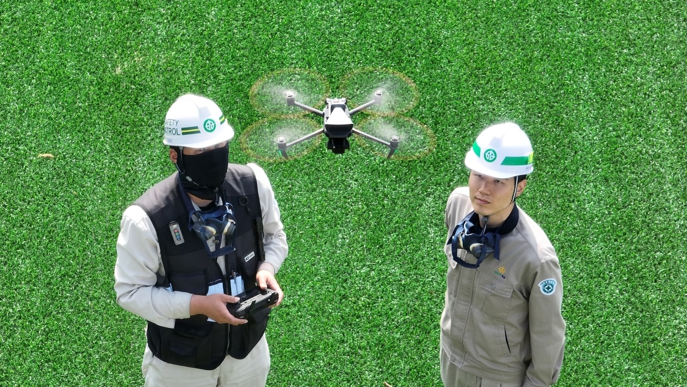 드론 운용하는 안전패트롤 요원들(영풍 제공)