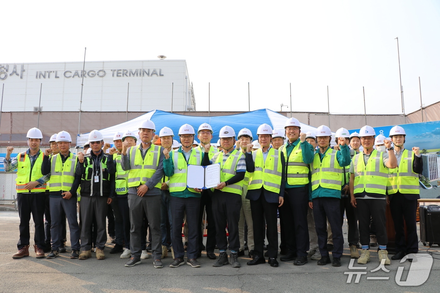 28일 김해공항 국제선 화물청사 공사 현장에서 현장과 공항 관계자 50여 명이 안전캠페인을 실시한 뒤 기념사진을 찍고 있다.(김해공항 제공. 재판매 및 DB 금지)