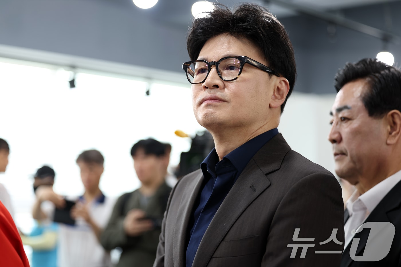 한동훈 국민의힘 전 대표가 제21대 대통령 선거 사전투표 첫날인 29일 광주 동구 창업지원센터에 위치한 서남동 사전투표소에서 투표 순서를 기다리고 있다. 2025.5.29/뉴스1 ⓒ News1 이승현 기자