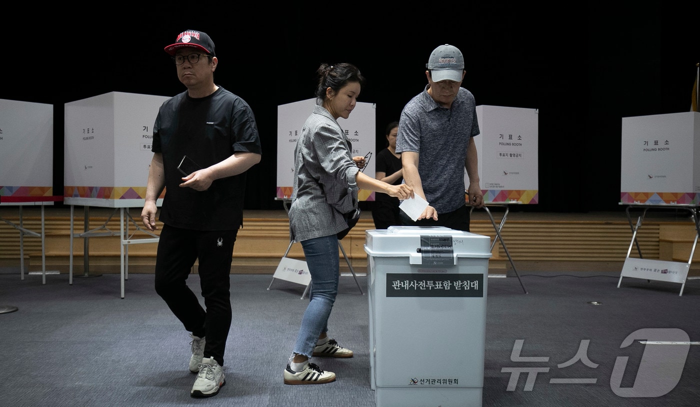 제21대 대통령선거 사전투표 첫날인 29일 오전 울산 남구청 6층에 마련된 삼산동 사전투표소에서 유권자들이 투표를 하고 있다. 2025.5.29/뉴스1 ⓒ News1 김지혜 기자