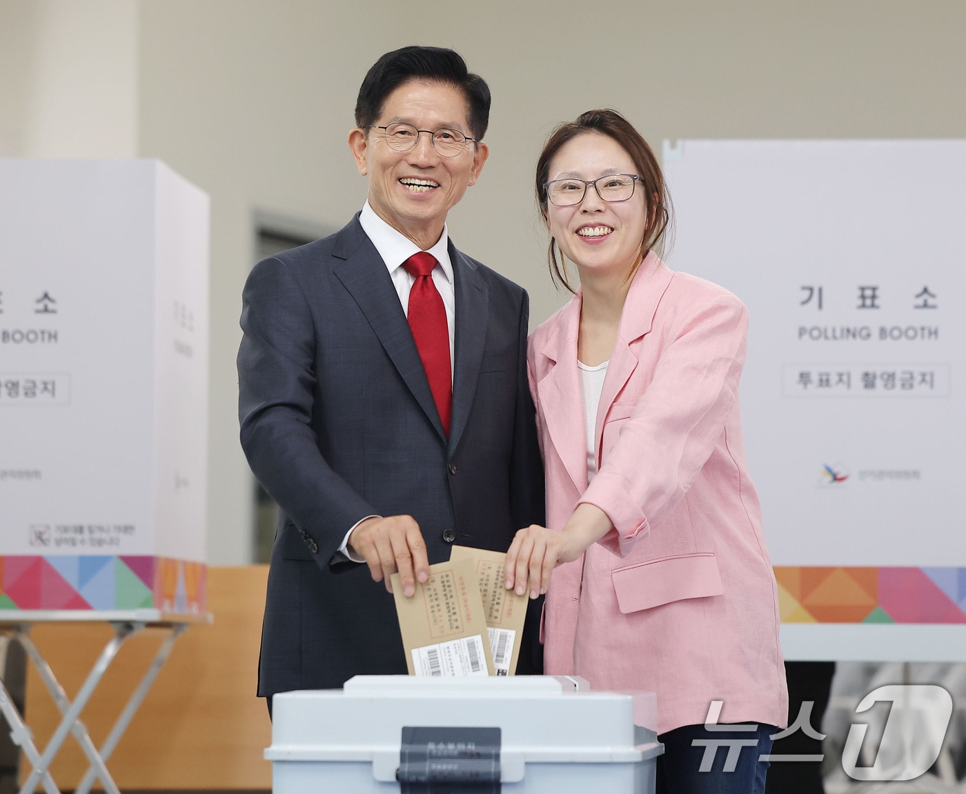 김문수 국민의힘 대통령 후보가 제21대 대통령선거 사전투표 첫날인 29일 인천 계양구 계양1동 주민센터에 마련된 사전투표소에서 딸 김동주 씨와 함께 투표를 하고 있다. (공동취재) 2025.5.29/뉴스1 ⓒ News1 김민지 기자