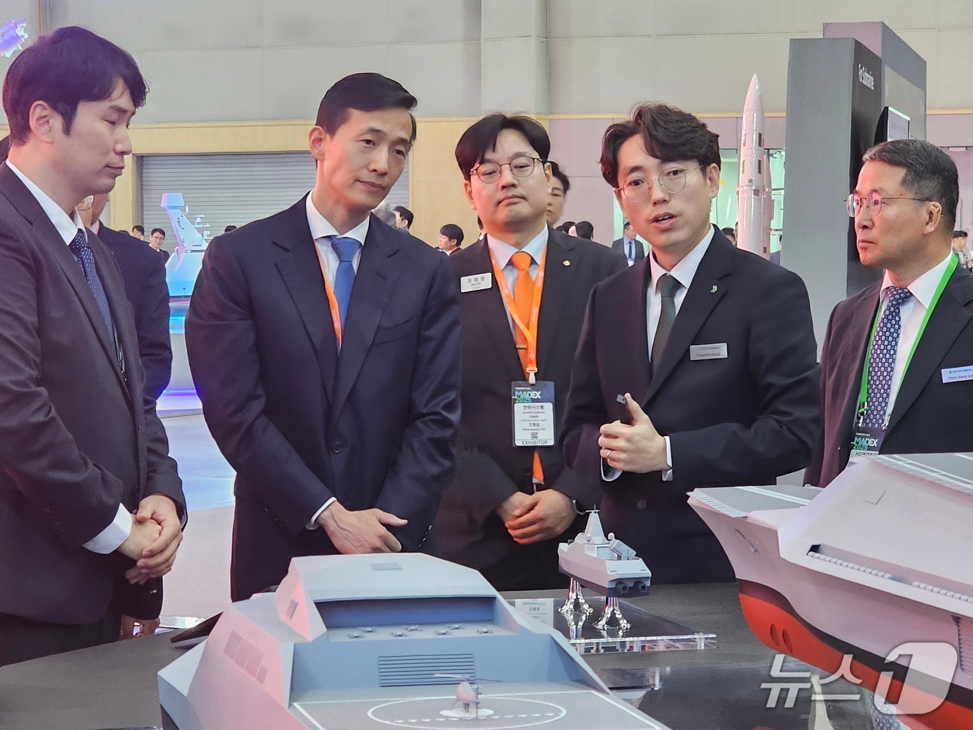 김동관 한화그룹 부회장(왼쪽 두 번째)이 29일 오전 부산 벡스코 제1전시장의 국제해양방위산업전(MADEX·마덱스) 내 한화 통합관을 찾아 한화오션의 미래형 무인전력 모함 모형을 관람하며 관련 설명을 임직원들로부터 듣고 있다. 2025.05.29/뉴스1 김성식 기자