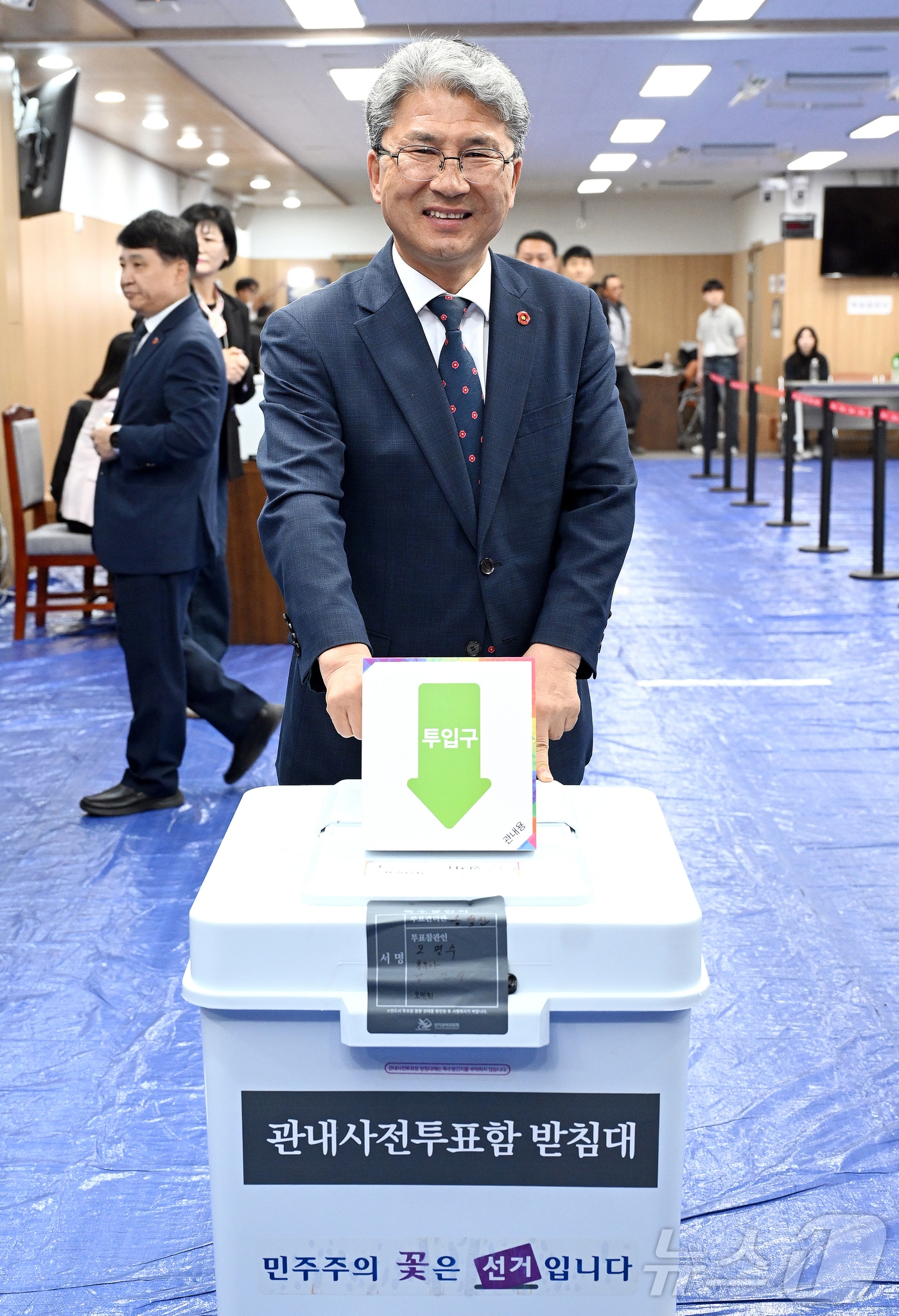 이상봉 제주특별자치도의회 의장이 제21대 대통령 선거 사전투표 첫날인 지난해 5월29일 오전 도의회 의원회관 대회의실에 마련된 제주시 연동 사전투표소에서 투표를 하고 있다. 2025.5.29 ⓒ 뉴스1 오미란 기자
