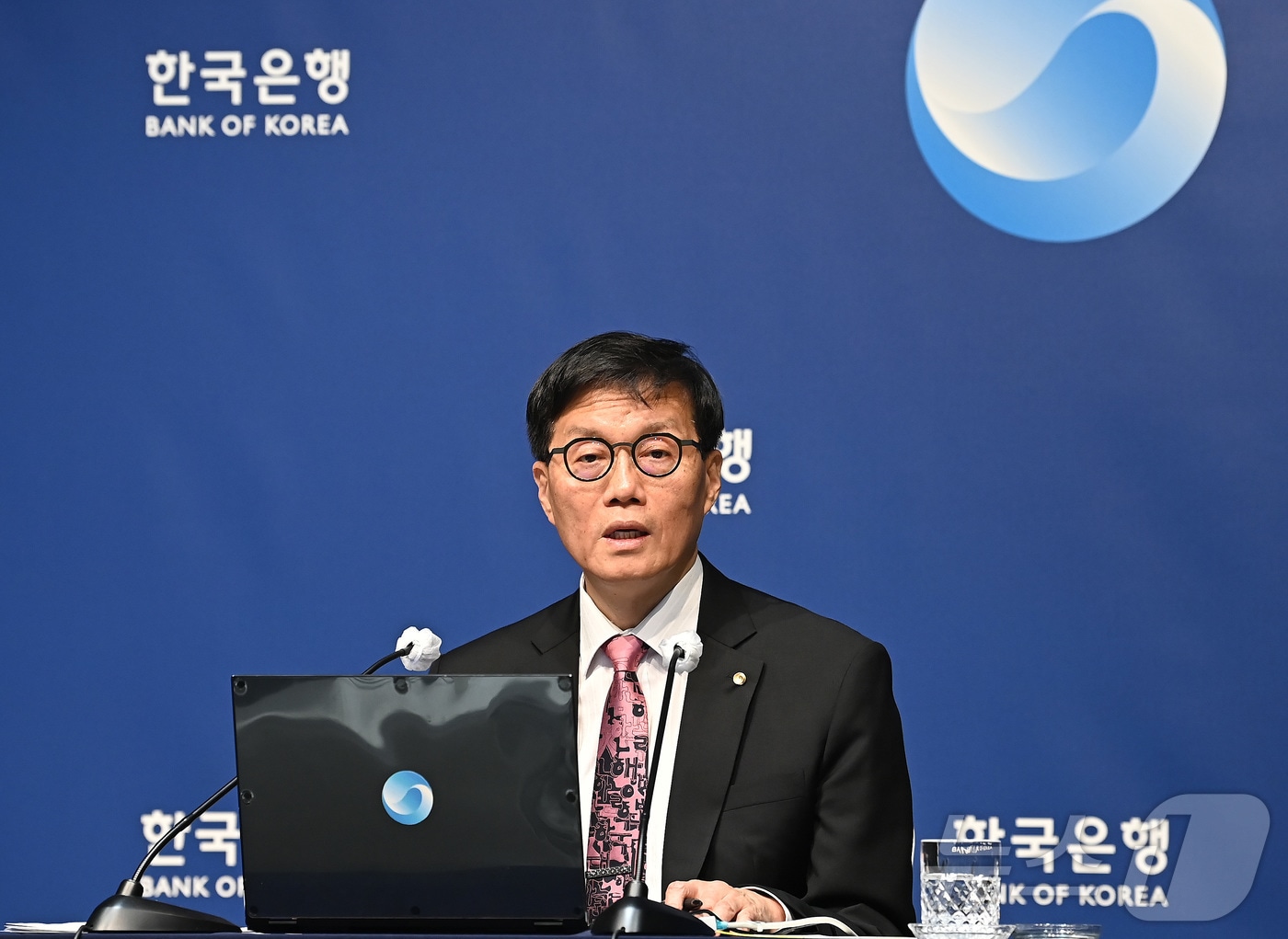 이창용 한국은행 총재가 29일 서울 중구 한국은행에서 열린 금통위 금리 결정에 대한 기자간담회에서 발언하고 있다. /뉴스1
