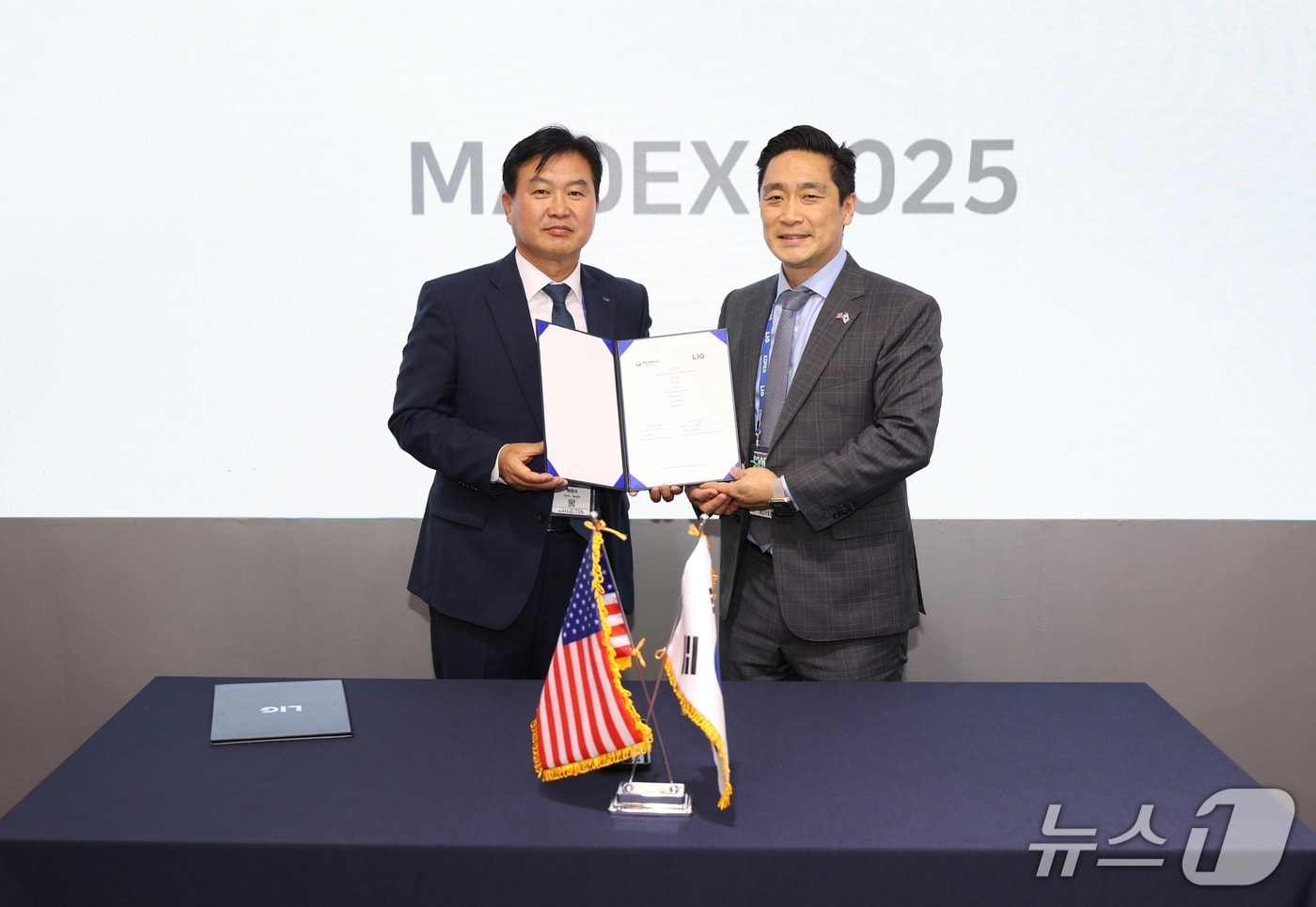 박태식 LIG넥스원 미사일시스템사업부문장(좌측)과 마이크 민(Mike Min) 레이시온 인도태평양 사업개발 부사장(우측)이 28일 부산 벡스코 국제해양방위산업전(MADEX 2025)에서 함대공 유도탄 RAM 블록(Block)-Ⅱ 기술협력생산을 위한 업무협약(MOU)을 체결한 뒤 기념사진을 촬영했다(LIG넥스원 제공). 2025.05.28.