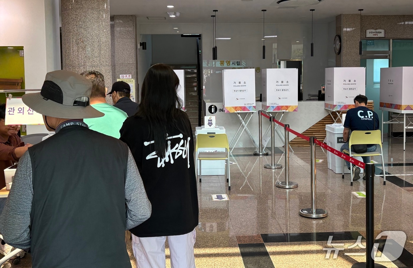 제21대 대선 사전투표 첫날인 29일 경남 통영 욕지도의 통영시립욕지도서관을 찾은 시민들이 투표 용지를 배부받고 있다2025.05.29/뉴스1 강미영기자