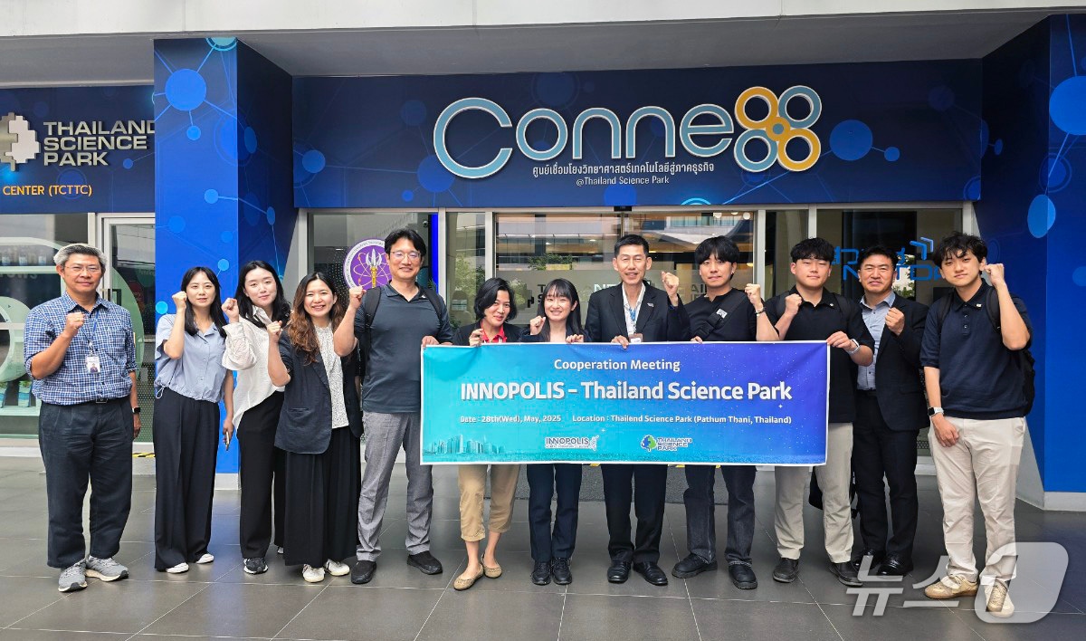  특구재단 방문단과 태국 사이언스파크 관계자들이 기념사진을 촬영하고 있다.(특구재단 제공) /뉴스1