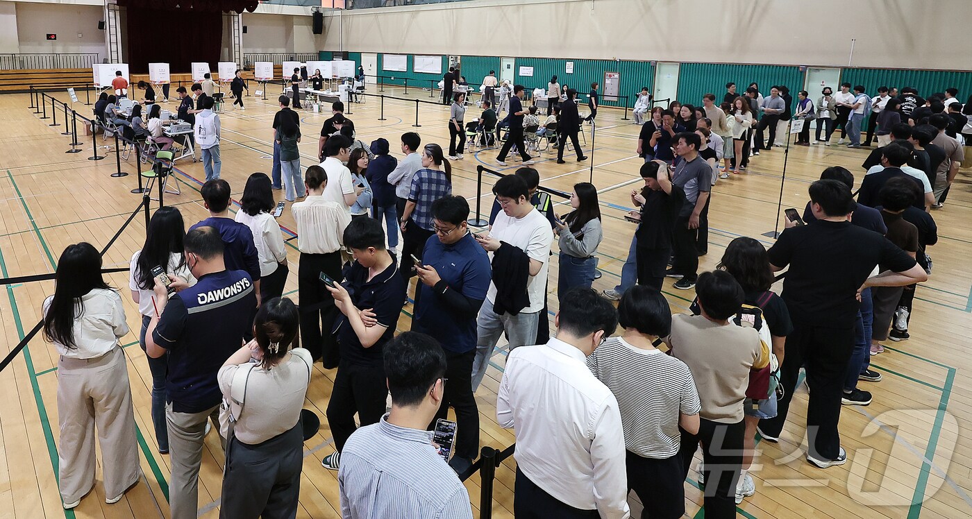 제21대 대통령 선거 사전 투표 첫날인 지난 29일 오후 서울 강남구 수서동 강남스포츠문화센터에 마련된 사전투표소에서 유권자들이 투표를 하기 위해 길게 줄을 늘어서 있다.  사전투표 첫날 오후 1시 현재 전국 평균 투표율이 10.51%를 기록, 지난 대선 같은 시각의 사전투표율 8.75%보다 1.76%포인트(p) 높은 수치를 기록했다. 2025.5.29/뉴스1 ⓒ News1 김진환 기자