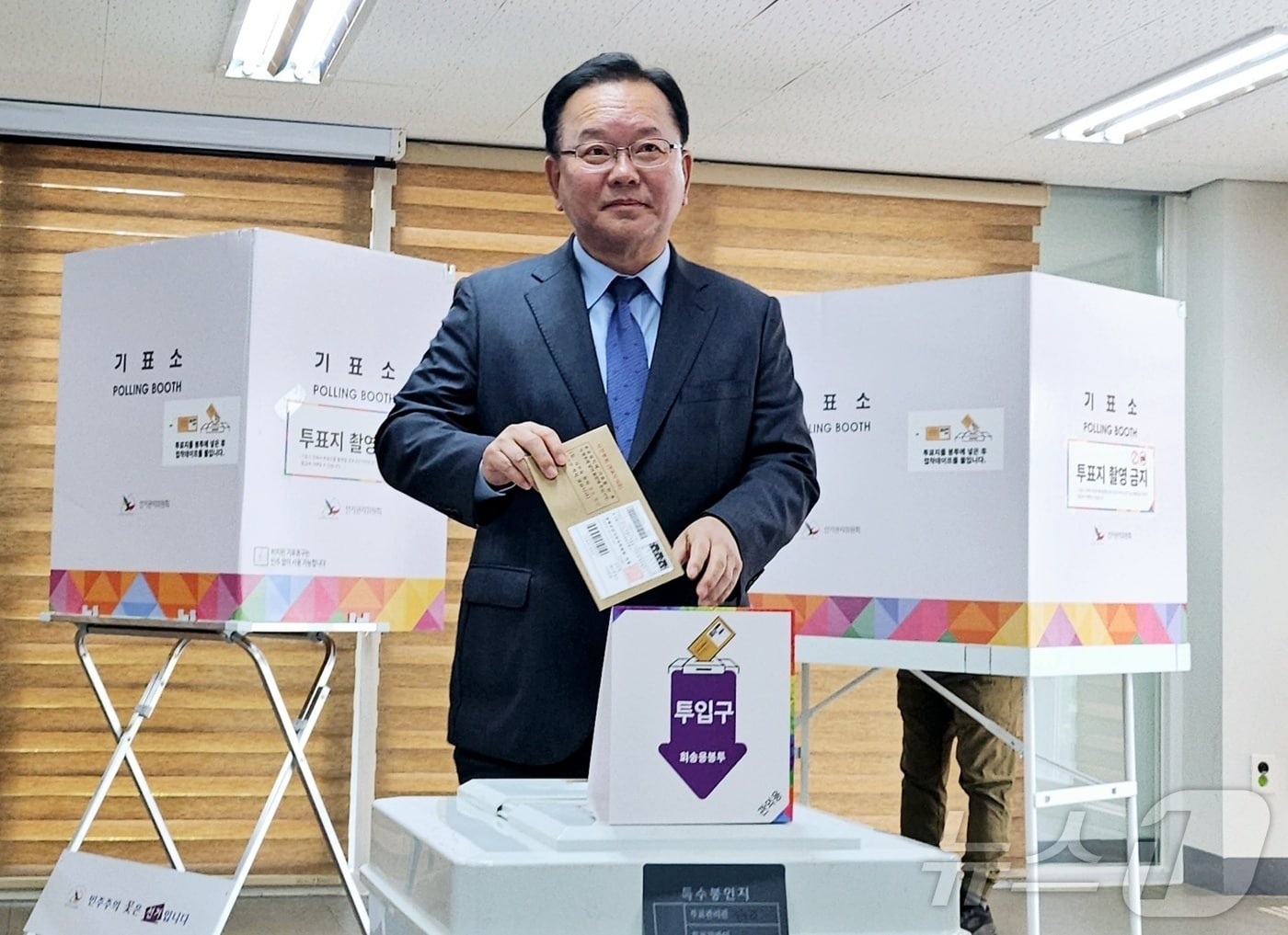 지난해 5월 김부겸  당시 더불어민주당 공동선거대책위원장이 제21대 대선 사전투표 첫날 대구 중구 대신동행정복지센터에 차려진 대신동 사전투표소에서 투표하고 있다. 2025.5.29 ⓒ 뉴스1 남승렬 기자