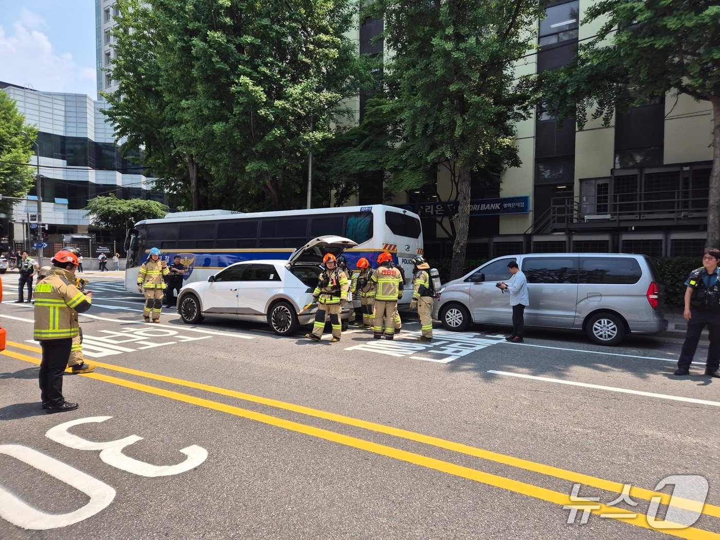 29일 오후 1시 10분쯤 서울 종로구 정부청사 인근에서 전기차에서 불이 났다는 신고가 접수됐다.