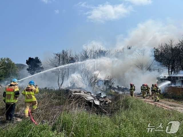 29일 오후 1시 35분쯤 경북 포항 남구 동해면 야산에 해군 해상 초계기 (P-3C)가 추락해 출동한 소방관이 진화작업을 벌이고 있다. 2025.5.29/뉴스1 ⓒ News1 정우용 기자